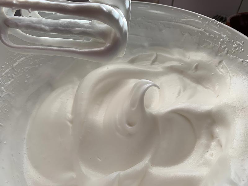 Batido de claras con azúcar Batido de claras con azúcar