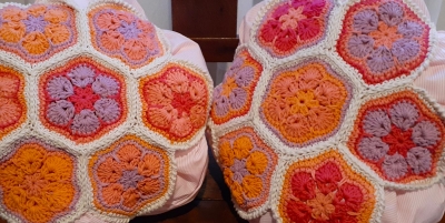 ¿Cómo hacer almohadones redondos con apliques al crochet?